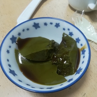 緑茶寒天の黒蜜がけ